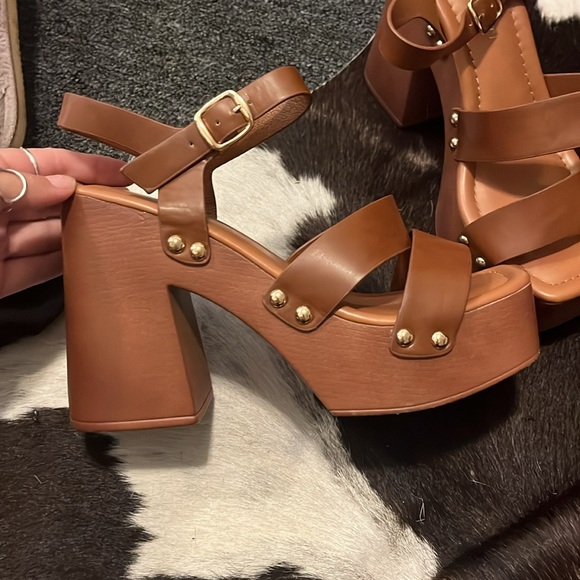 High heels - Picture 2 of 3